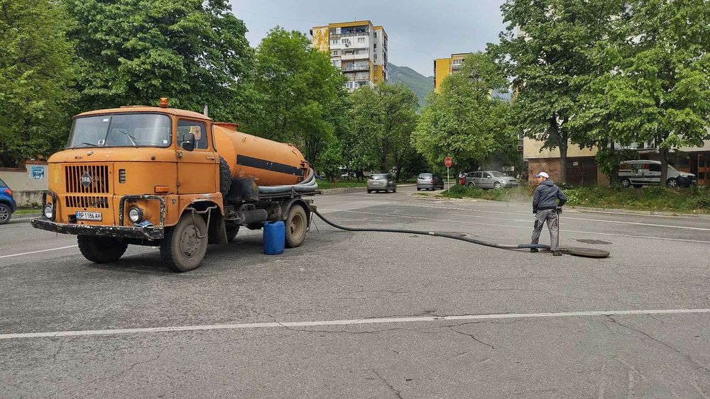 Почистване на ями и тоалетни