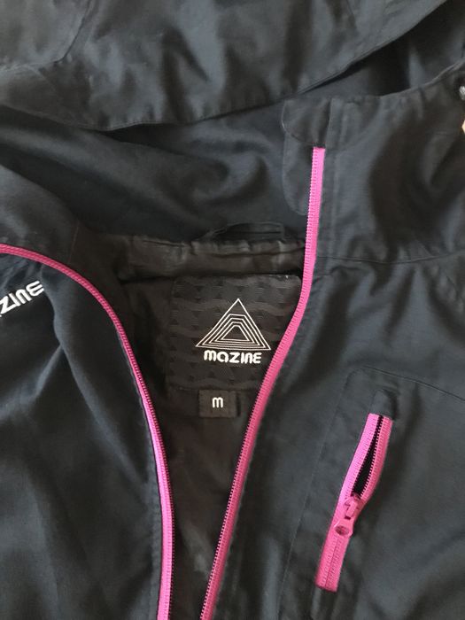 Тъмно синьо яке с лека подплата и качулка, красиви контрастни ципове