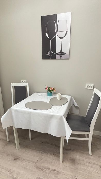 Стол, стулья срочно  продам