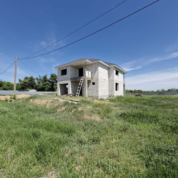 Продам участок с недостроенным домом в жероме