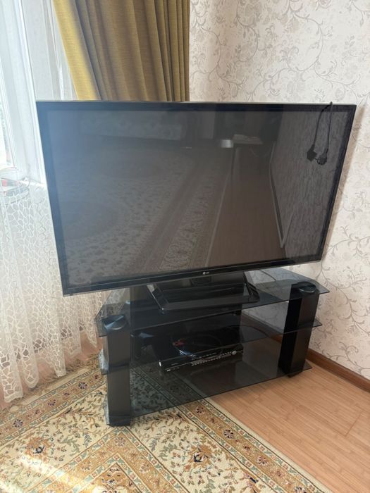 2 Телевизора вместе с подставкой