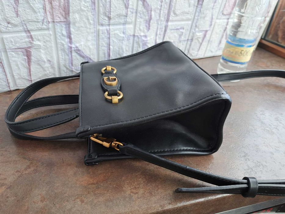 Дамска чанта,малка черна чантичка Guess