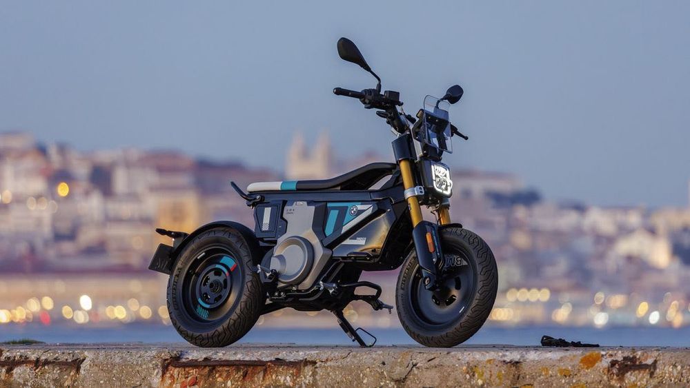 Vând motocicletă BMW model CE02