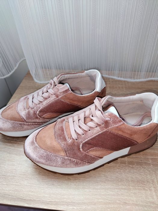 Дамски маратонки ZARA 36 номер
Много красив модел в неже
