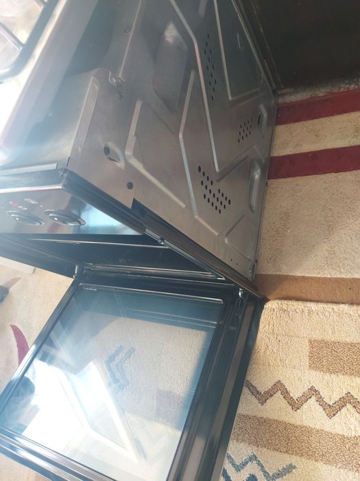 Vând cuptor electric, arată impecabil de bine,este bine intretinut