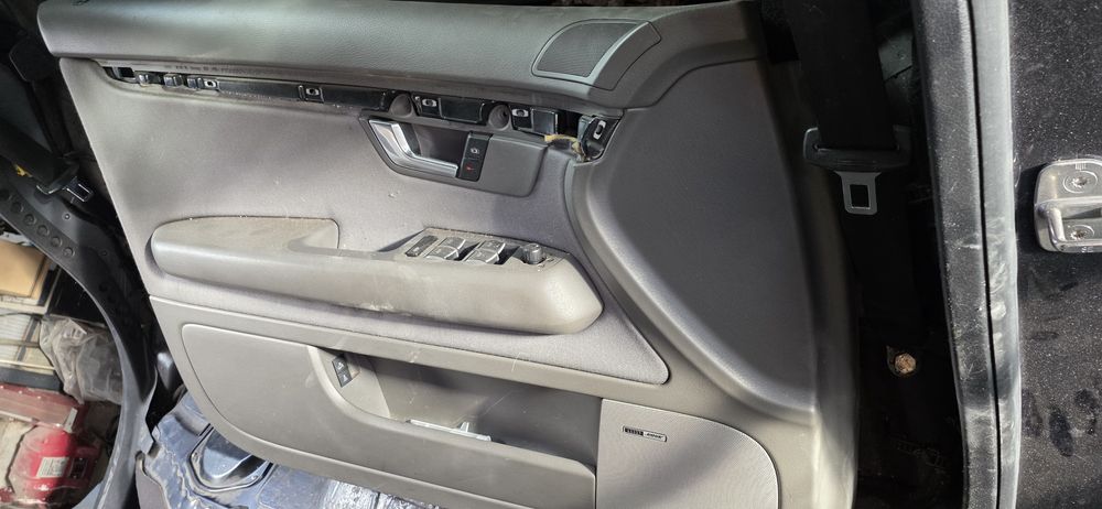 Салон за ауди а4 б6 предни седалки audi a4 b6  лява дясна седалка кори на врати bose  централна конзола с подлакътник