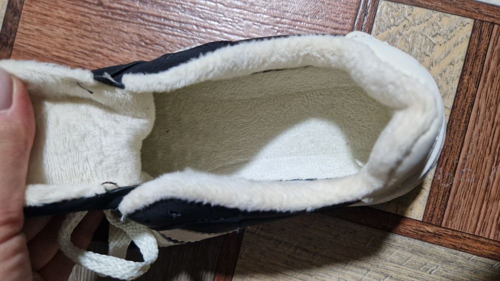 Продам кроссовки тёплые