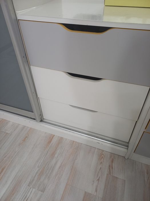 Продаю шкаф с зеркалом