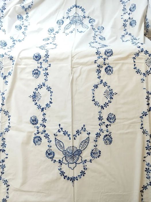 ОГРОМНААА винтидж изцяло ръчно бродирана памучна покривка за маса