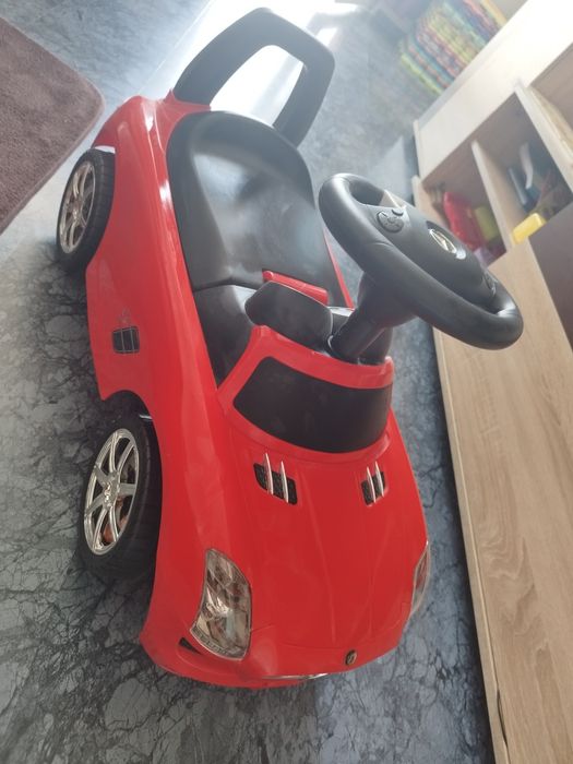 Стол за хранене, чанта и други неща