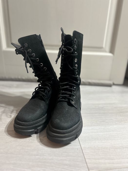 Ghete piele intoarsă, negre, talpă groasă, fermoar, șiret