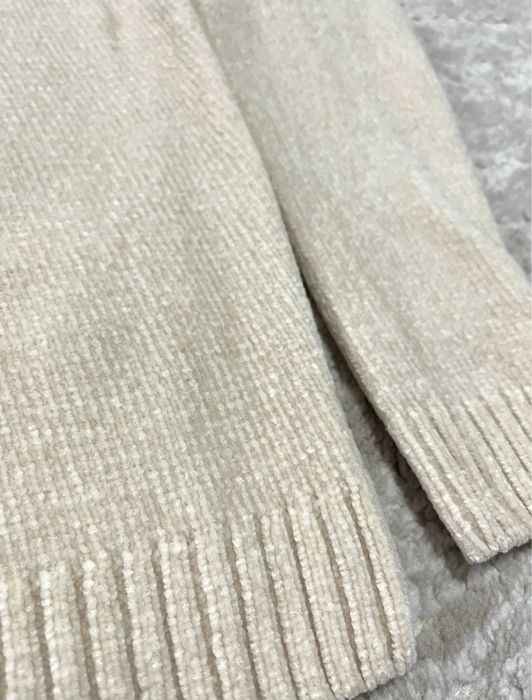 Pulover bej cu guler