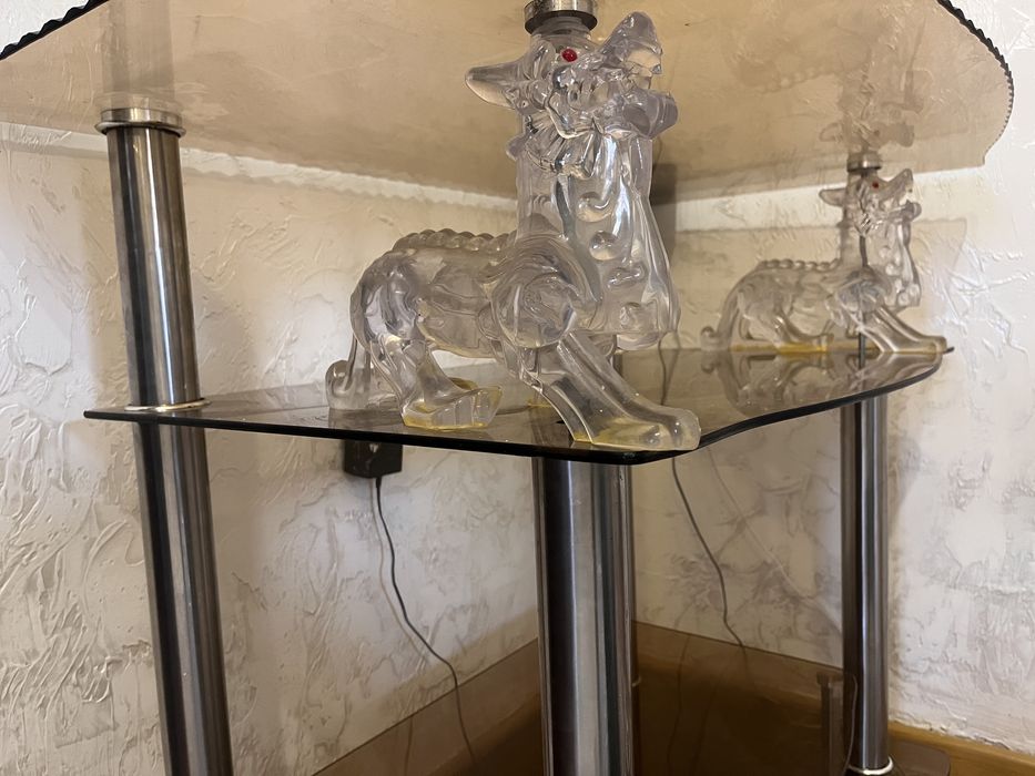 Стеклянный стол