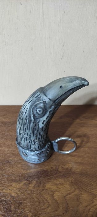 Teacă de cute sculptată din corn de vacă sub forma unui cap de vultur