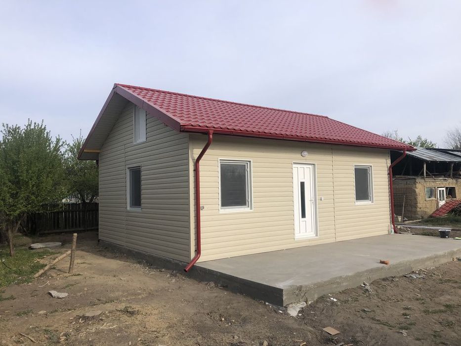 Vând casă pe structură metalică învelită cu panouri sandwich