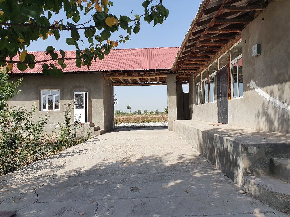 Uy sotiladi srochna 11 sotix mebellari bilan