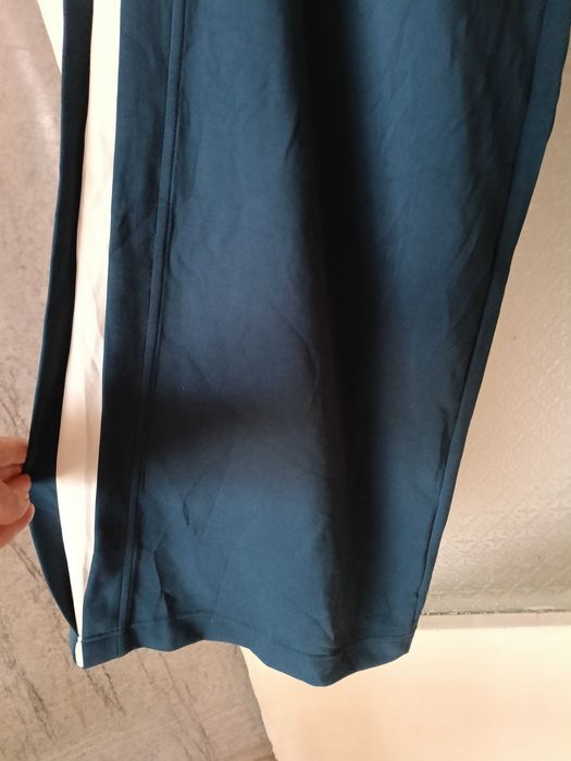 Спортен екип тъмно син с бели кантове