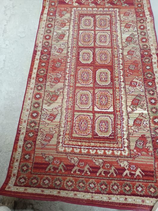 Covor decorativ cu dimensiunile 80 × 148 cm,