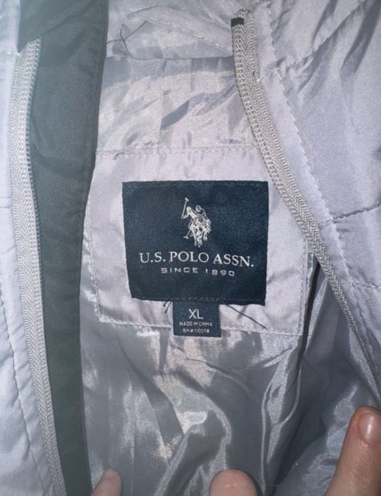 Geaca Us Polo purtata putin defect la mana