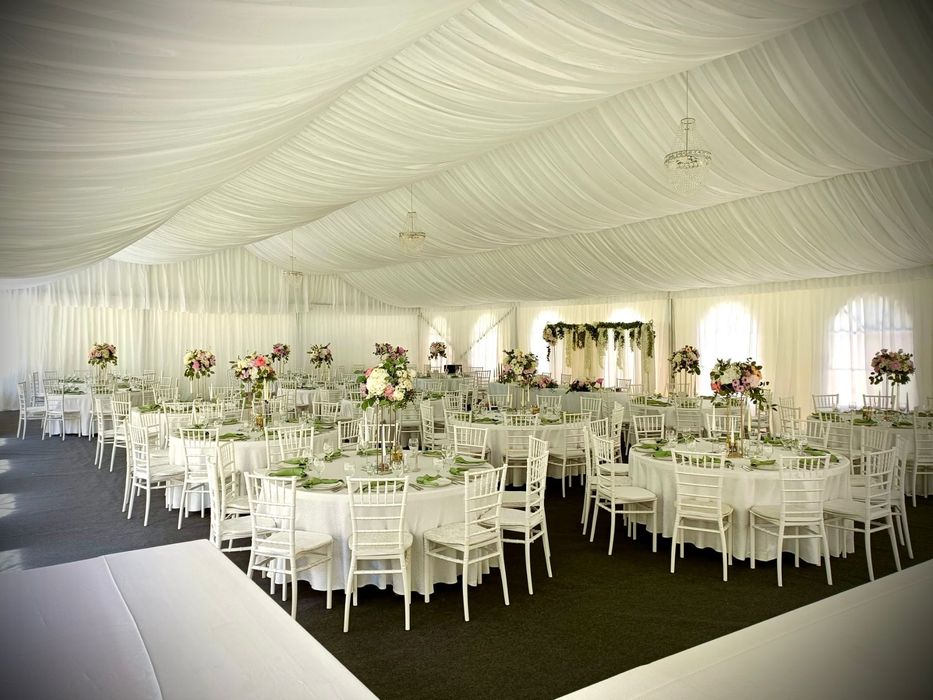 Scaune de inchiriat pentru evenimente, banci si pufuri