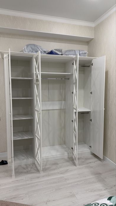 Распашной шкаф белый