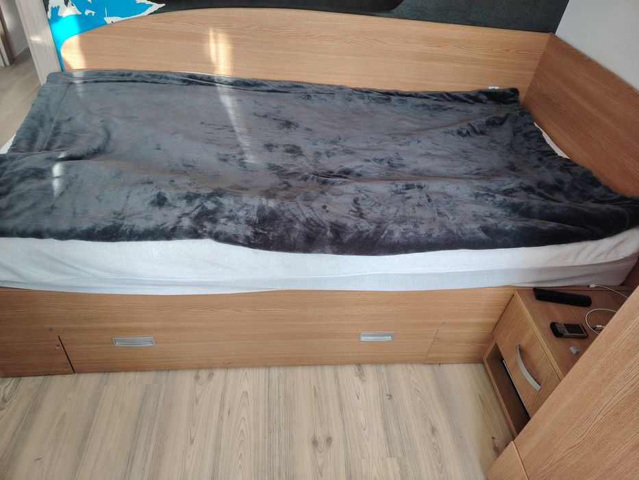 Pat pe colț 100/200,tăblie lata,noptiera, somniera pal, sifonier, biro