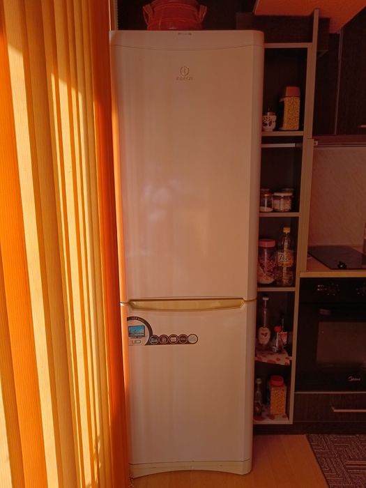 Хладилник с фризер Индезит, работещ само фризера