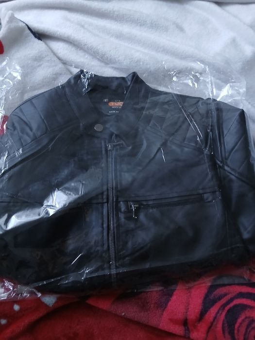 Vând geaca de imitație pilele nouă