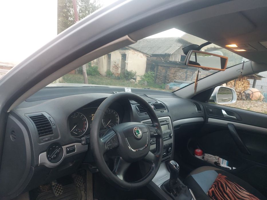 Vand Skoda octavia 2011 o (schimb cu logan pe gaz)