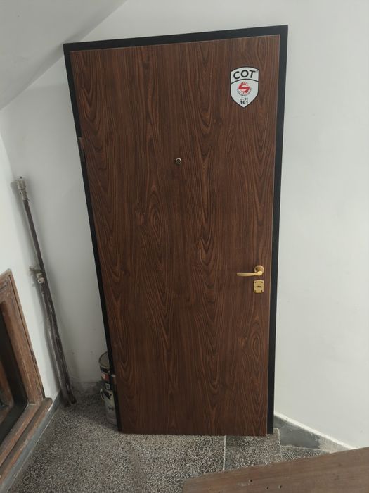 Метална врата с каса