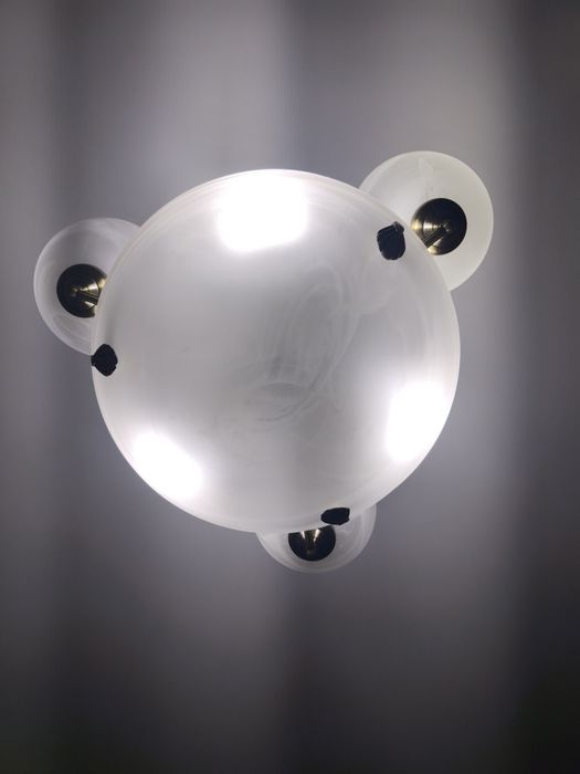 Добротная люстра с 6 патронами.