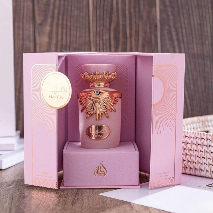 Дамски парфюм Lattafa Haya Eau de Parfum 100 мл – флорално-плодов аромат в луксозна подаръчна кутия