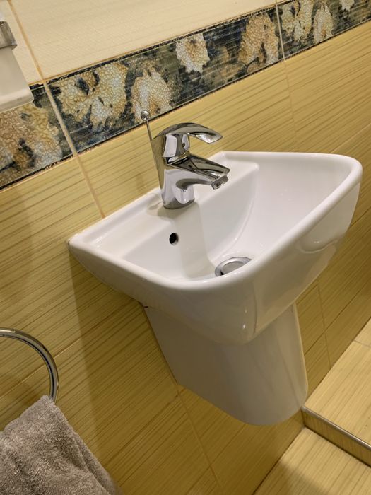 Смесител Grohe и малък умивалник Kale