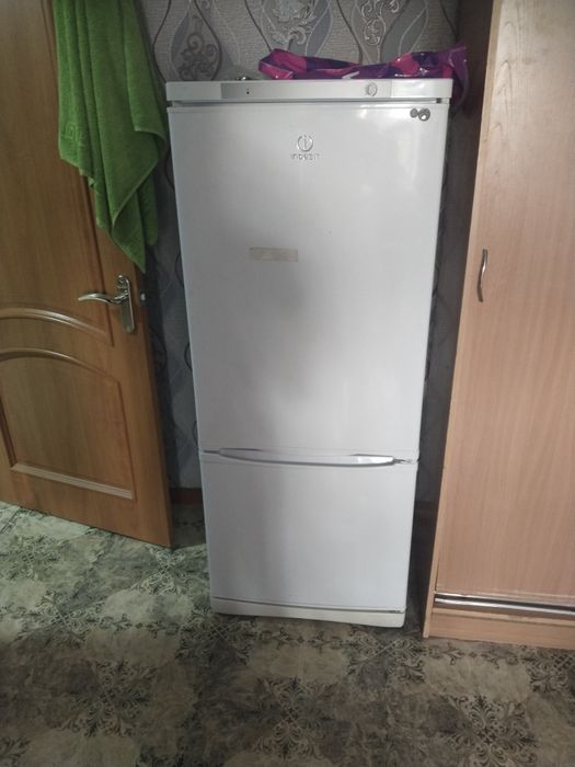 Продам холодильник Indesit