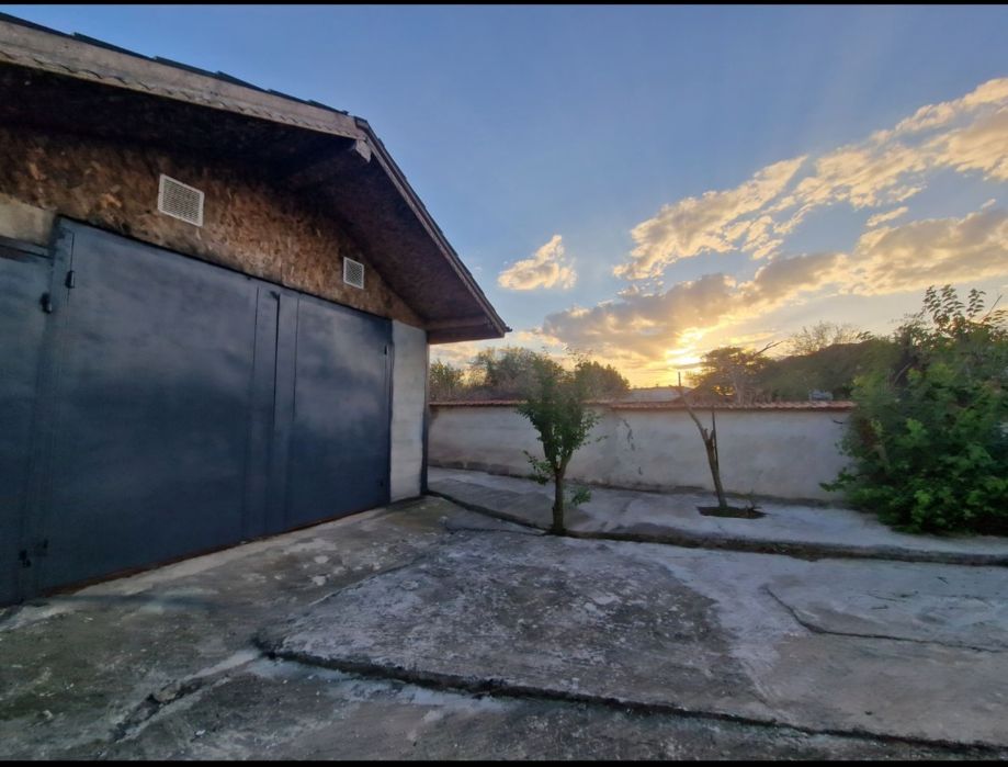 Къща с двор Айтос , село Пирне