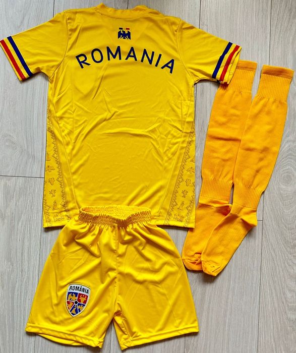 Echipamente fotbal copii de la 4 la 15 ani,2 culori.ROMANIA