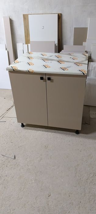 Кухонный шкаф. Табуретка. Кухонная мебель.