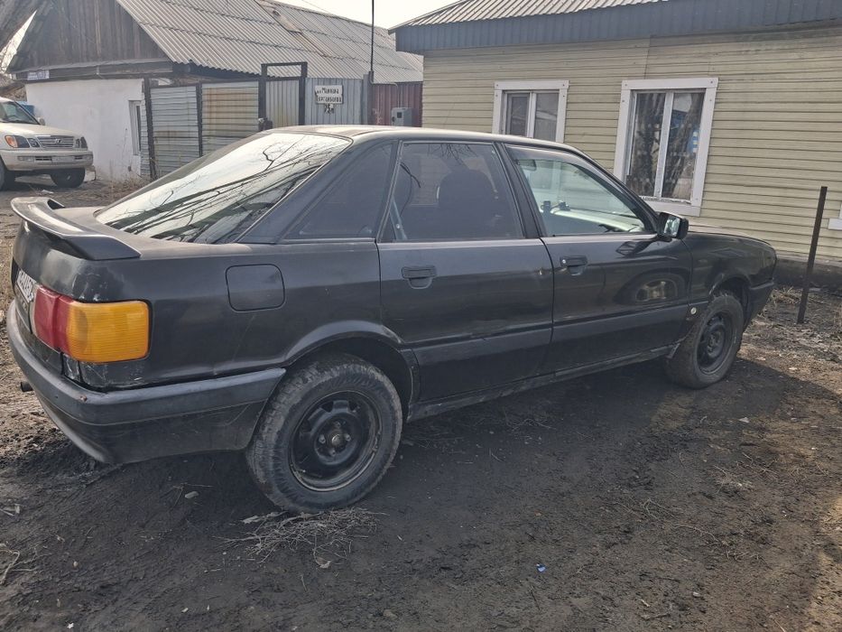 Автомобиль ауди 80