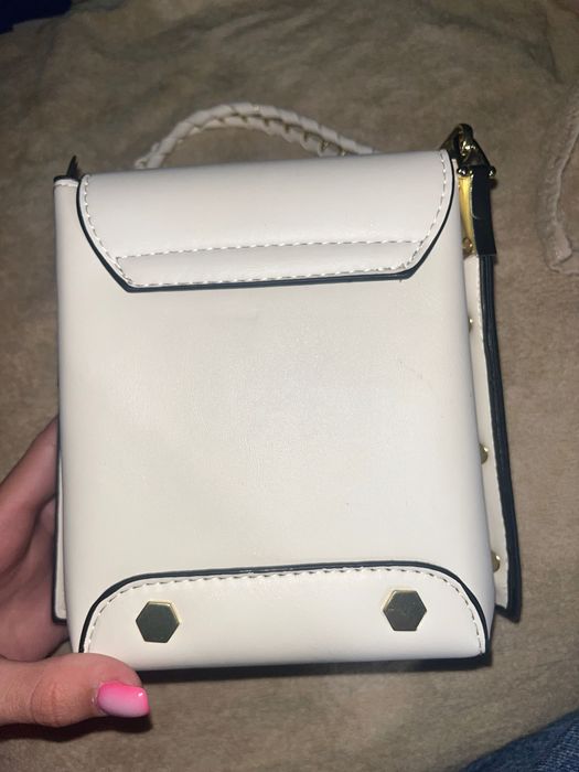 Бяла малка чанта