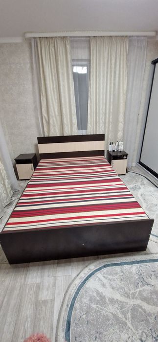 Двуспальная кровать с тумбочками