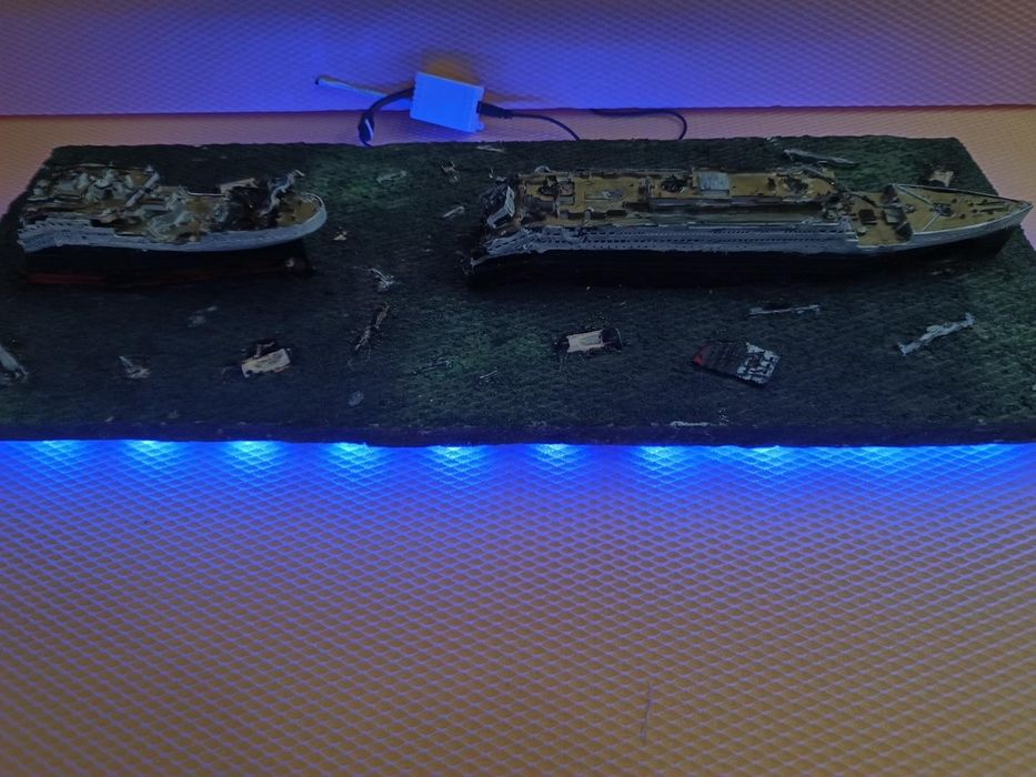 Machetă Titanic pe fundul oceanului cu LED