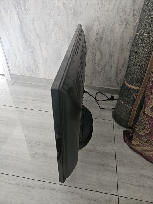 Большой телевизор, работает