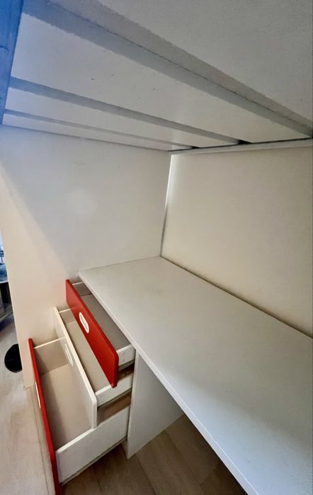 Детско двуетажно легло с вградено бюро и гардероб