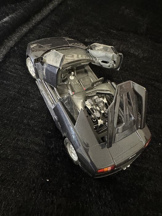 Lamborghini cu anumite piese lipsa si anumite imperfectiuni