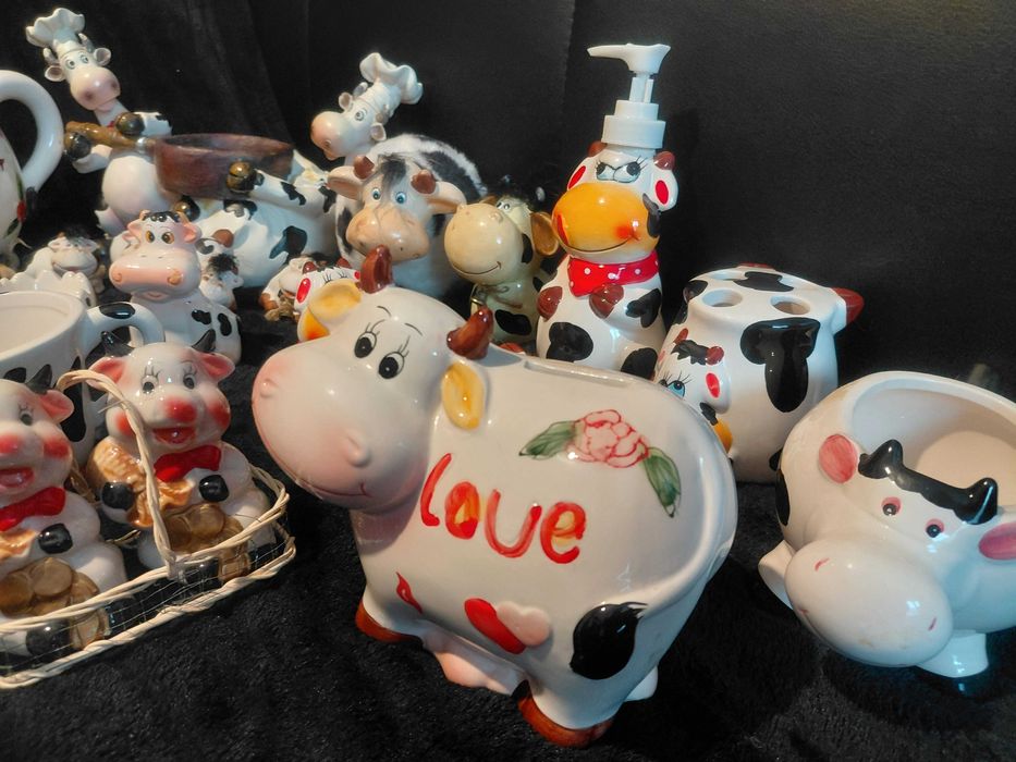 Колекция от фигурки на крави