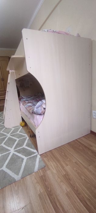 Двухъярусная кровать