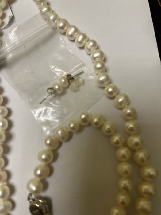 Бижута-перли , комплект с обеци, колие и гривна. Бял цвят.