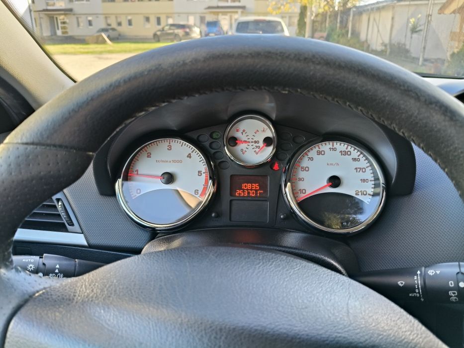 Peugeot 207 SW Cross Outdoor 1,6 DCI an 2011