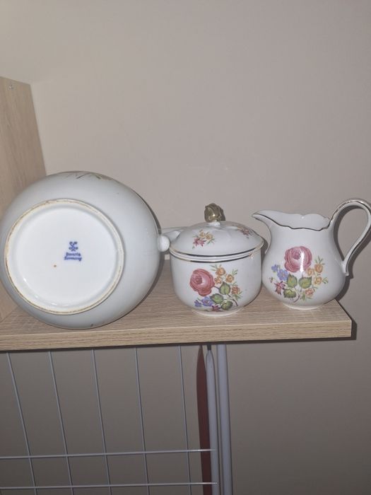 Порцеланов чайник и захарница