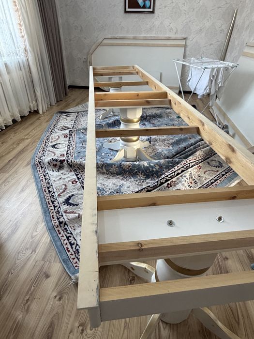 Продается стол 5,5 м.